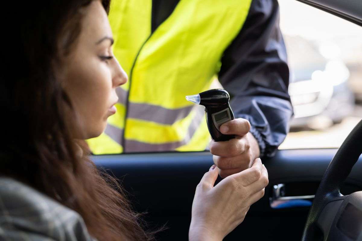 Automobilista si sottopone ad alcoltest