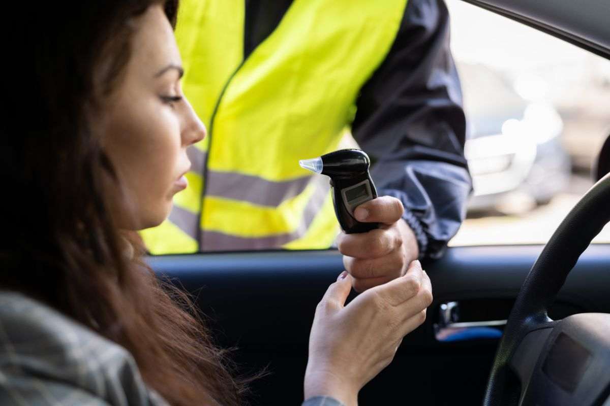 Automobilista sottoposta ad alcoltest