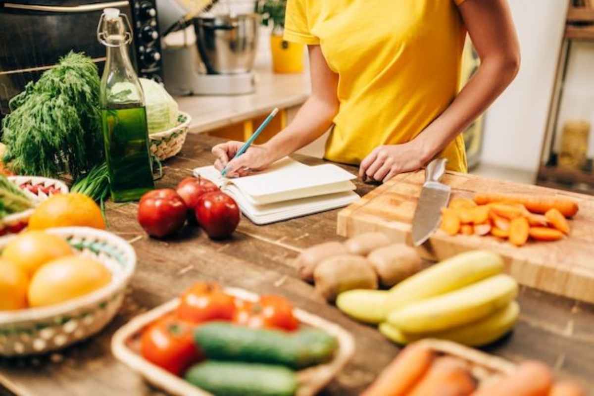 donna in cucina