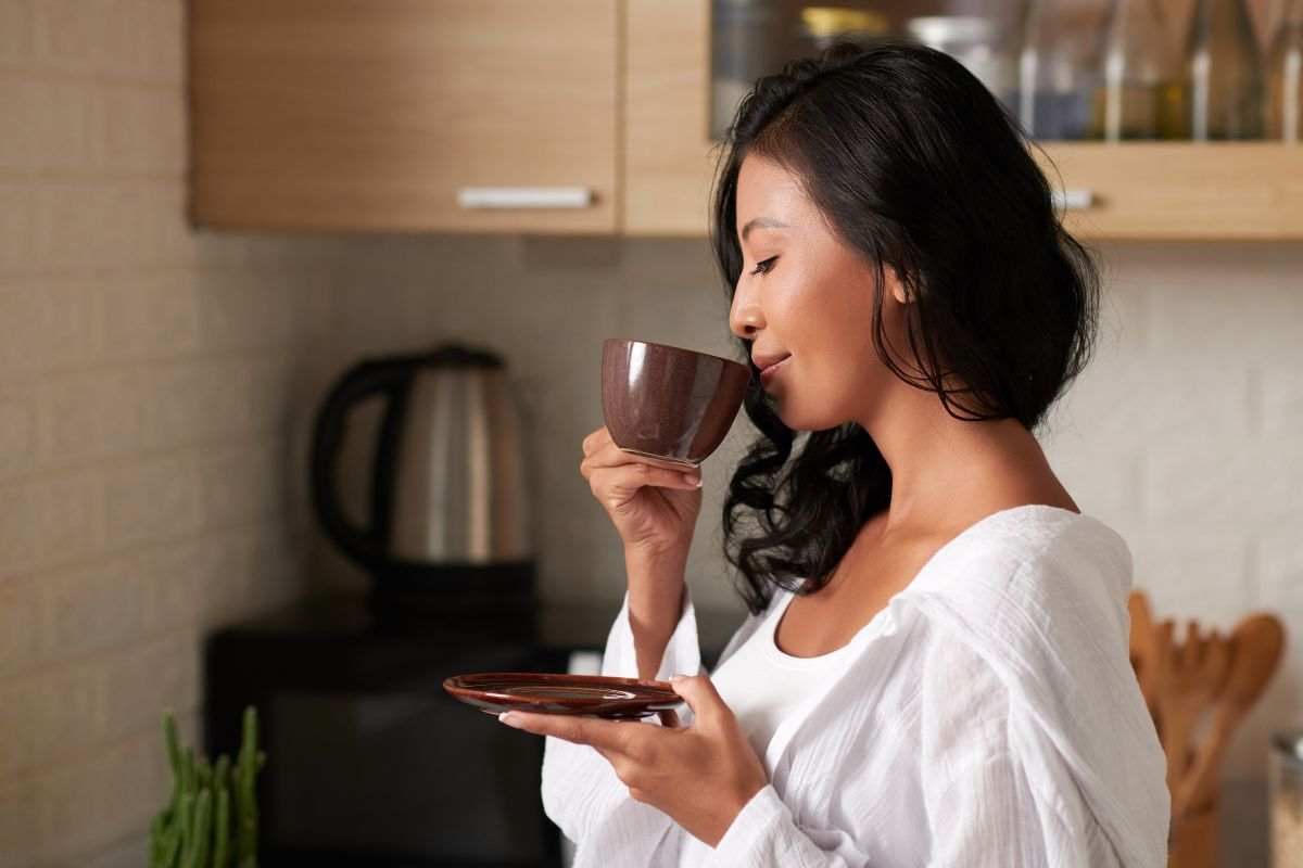 Ragazza assapora un caffè