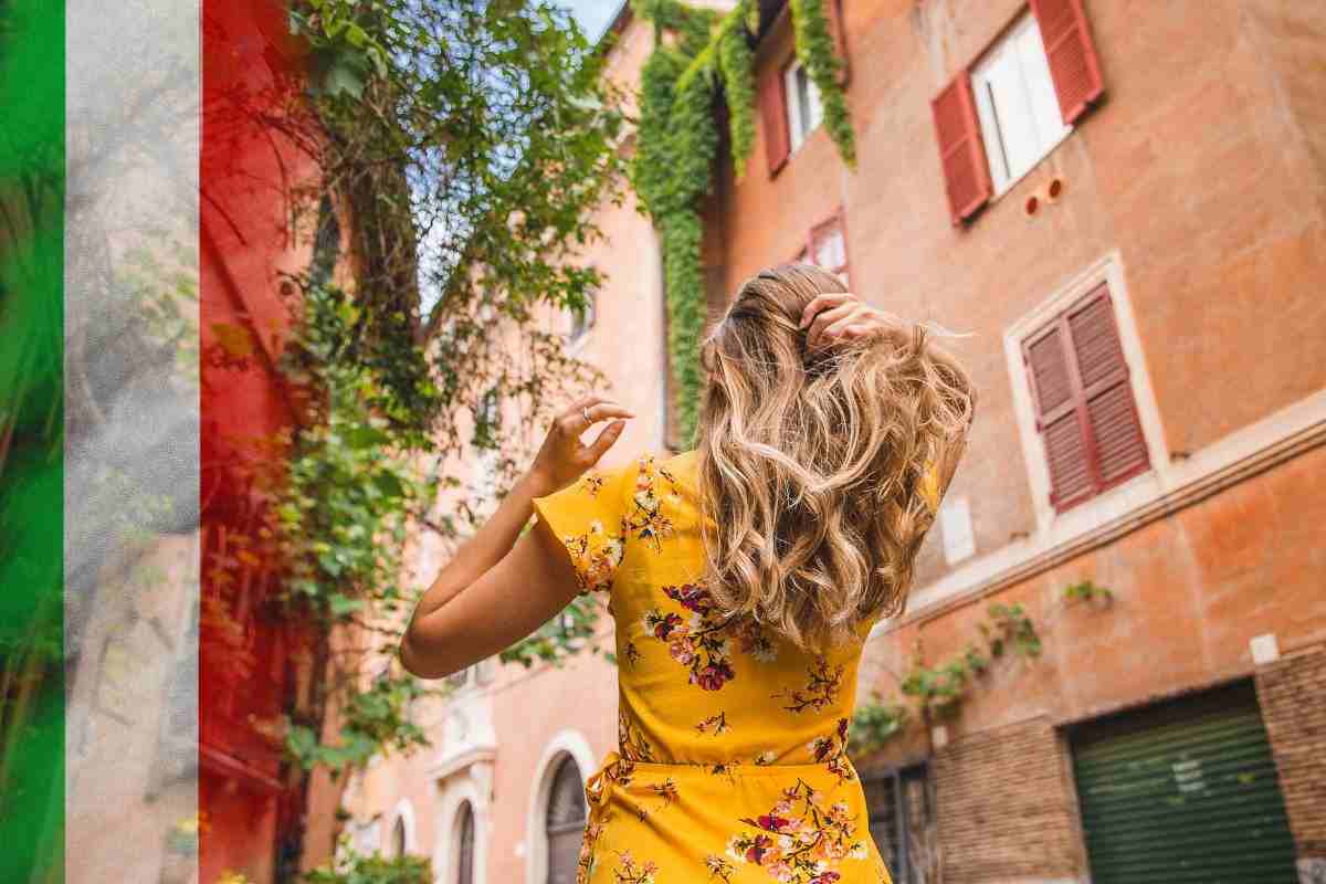 Ragazza passeggia per Roma