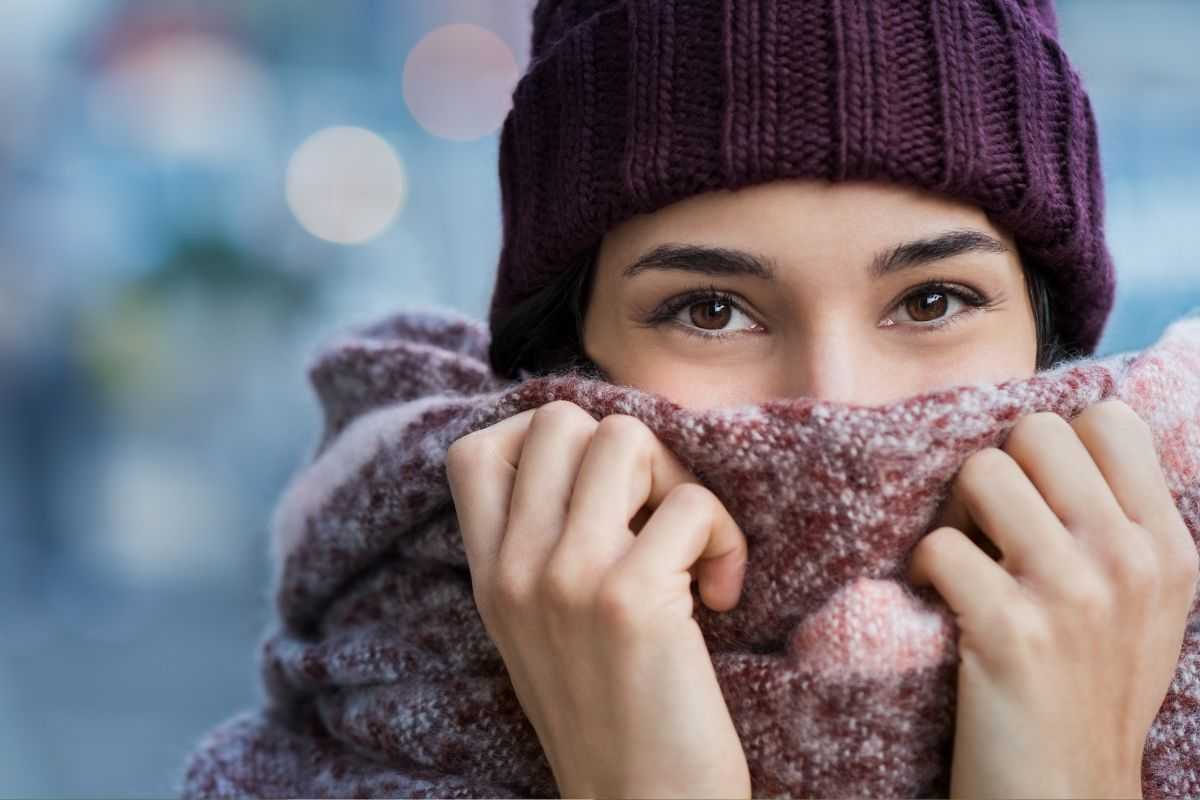 Ragazza si copre il volto per il freddo