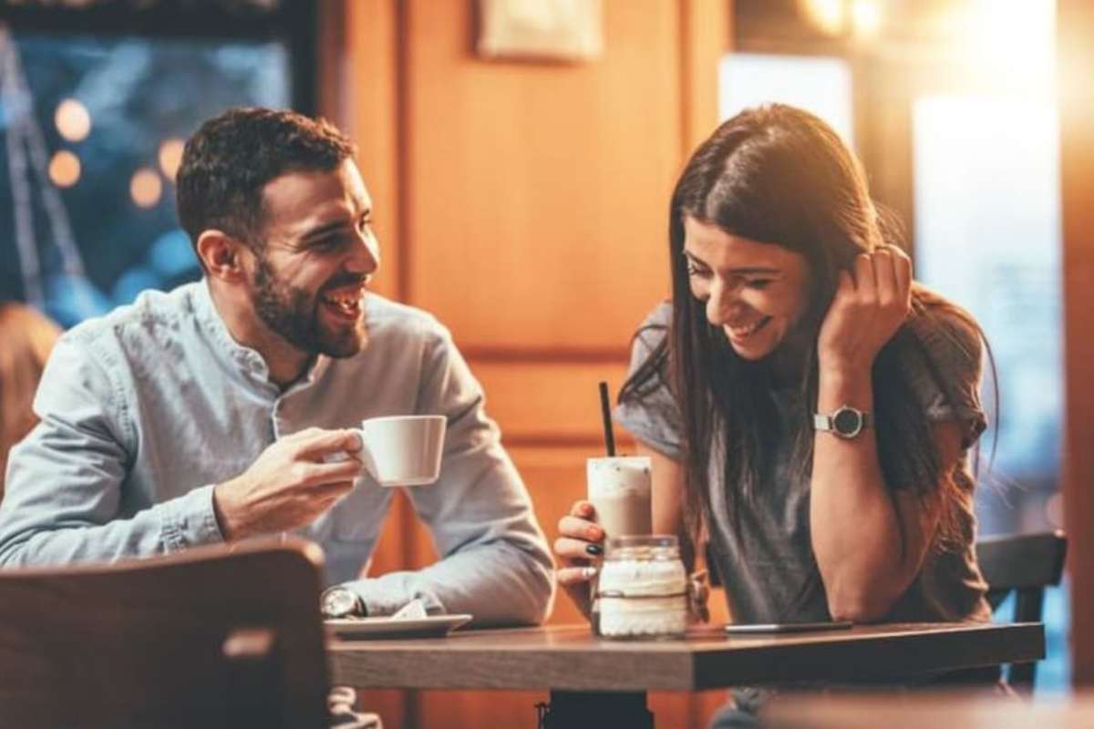 uomo e donna che ridono